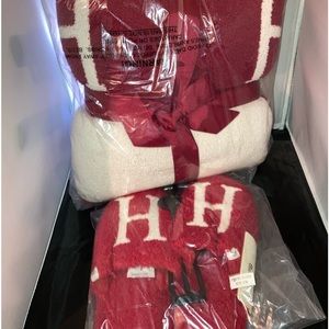 Combo slippers & blanket red